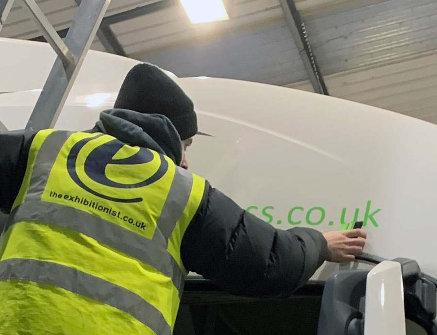 Installing vehicle graphics